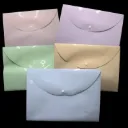 SOBRE PLASTICO CARTA COLORES PASTEL CON BROCHE DELI F104